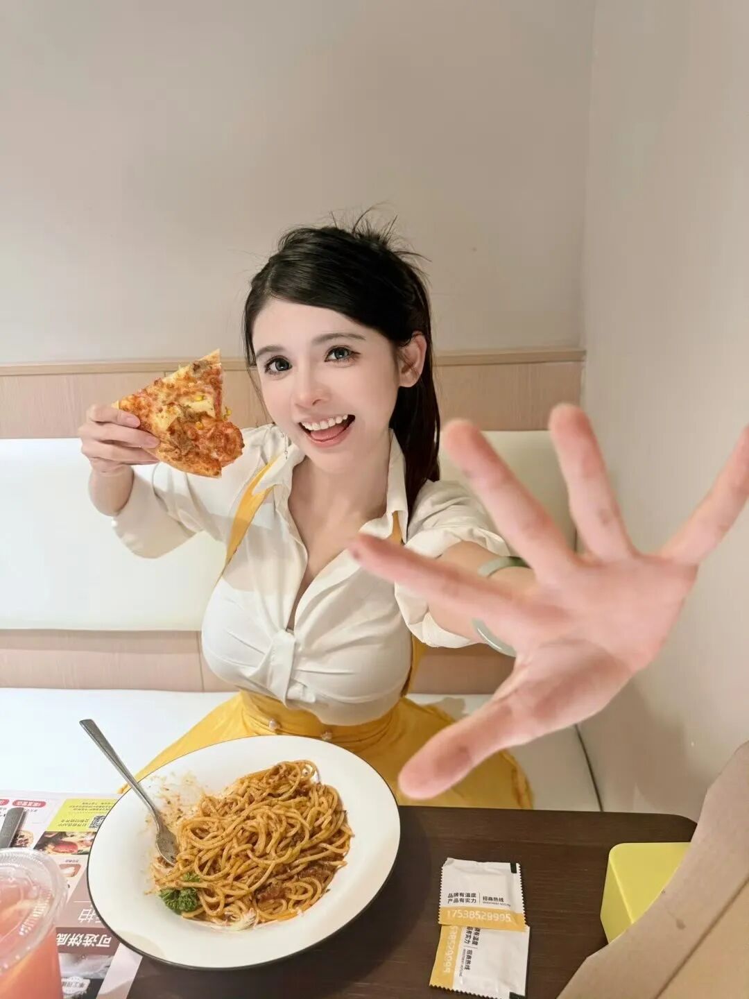 狗头萝莉吐槽网友太严格,如果当初自己真M,现在得有千万存款,可自己不是那种人,如今又穷还被骂!