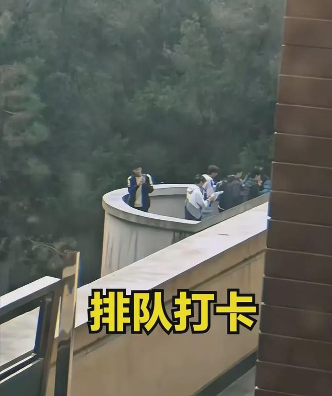 兰州交大情侣公共楼梯亲密行为，不雅画面引热议