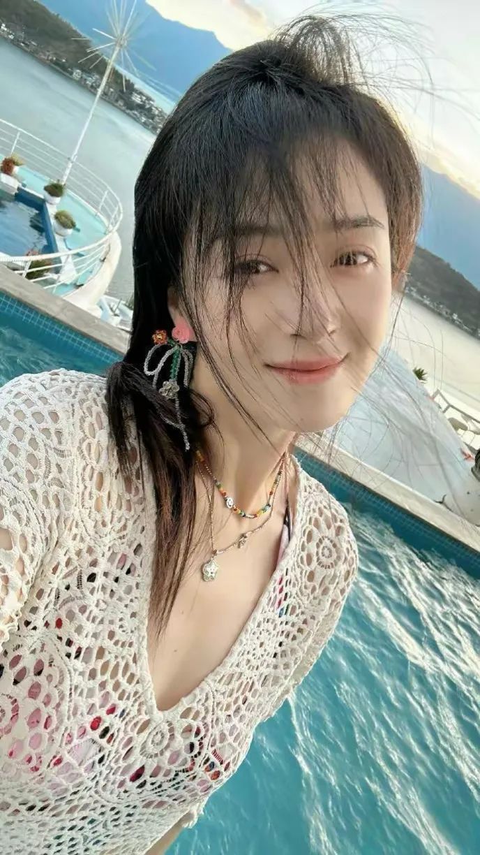 蒋欣瘦身后臀腰比超绝，41岁依旧光彩照人