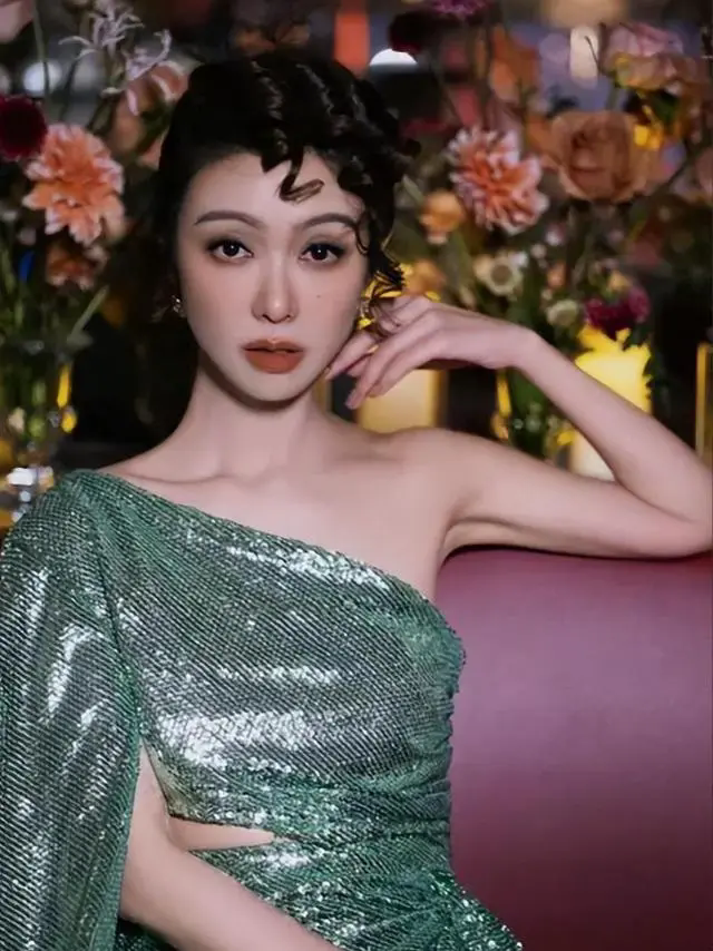 薛凯琪红吊带背心火辣，43岁依旧光彩照人