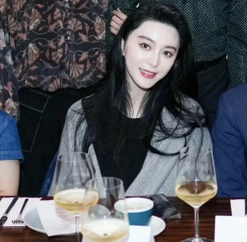 范冰冰东京聚餐：雍容华贵，员工为之倾倒