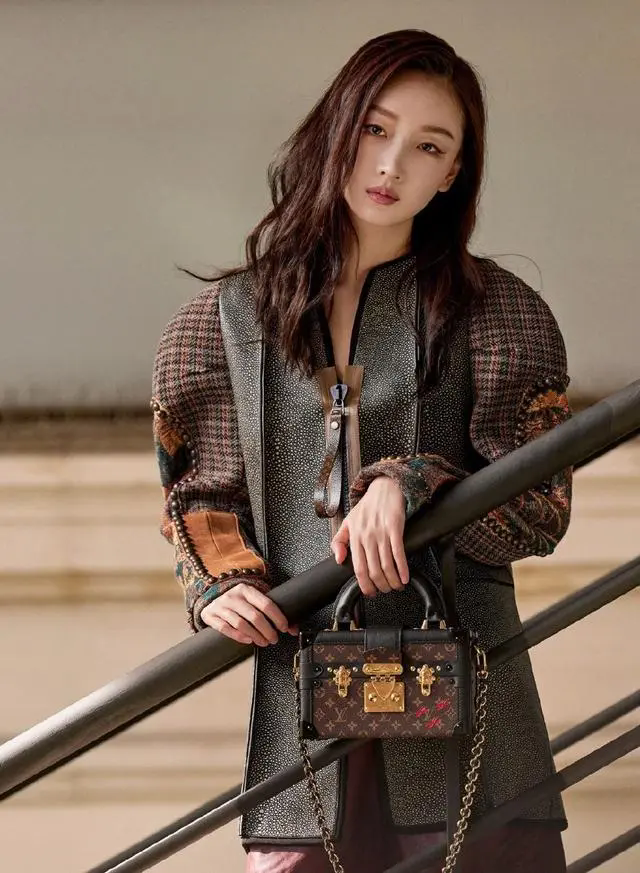 周冬雨韩国现身,连衣裙造型美到认不出