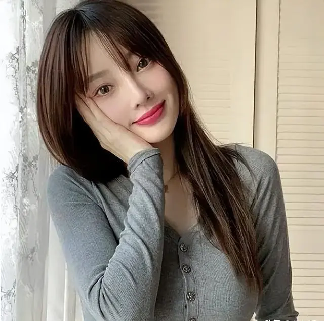 李小璐写真新风格：43岁展现青春活力