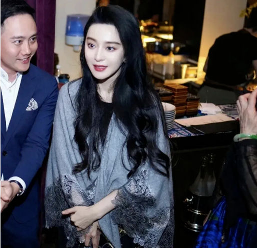 范冰冰东京聚餐：雍容华贵，员工为之倾倒