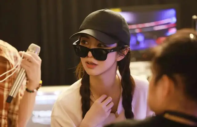 薛凯琪红吊带背心火辣，43岁依旧光彩照人