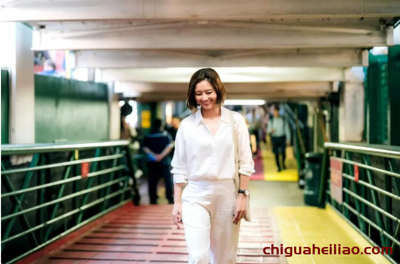 李娜退役后气质更佳,V领衬衫展现女神风范