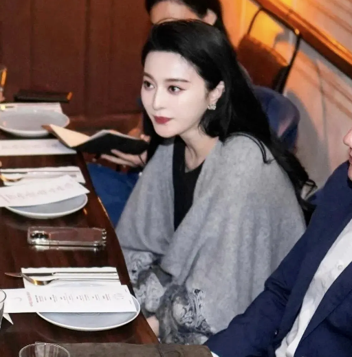 范冰冰东京聚餐：雍容华贵，员工为之倾倒