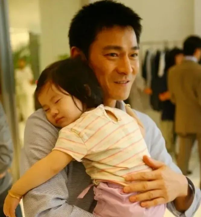 刘德华女儿近照美到发光,网友:星二代颜值巅峰