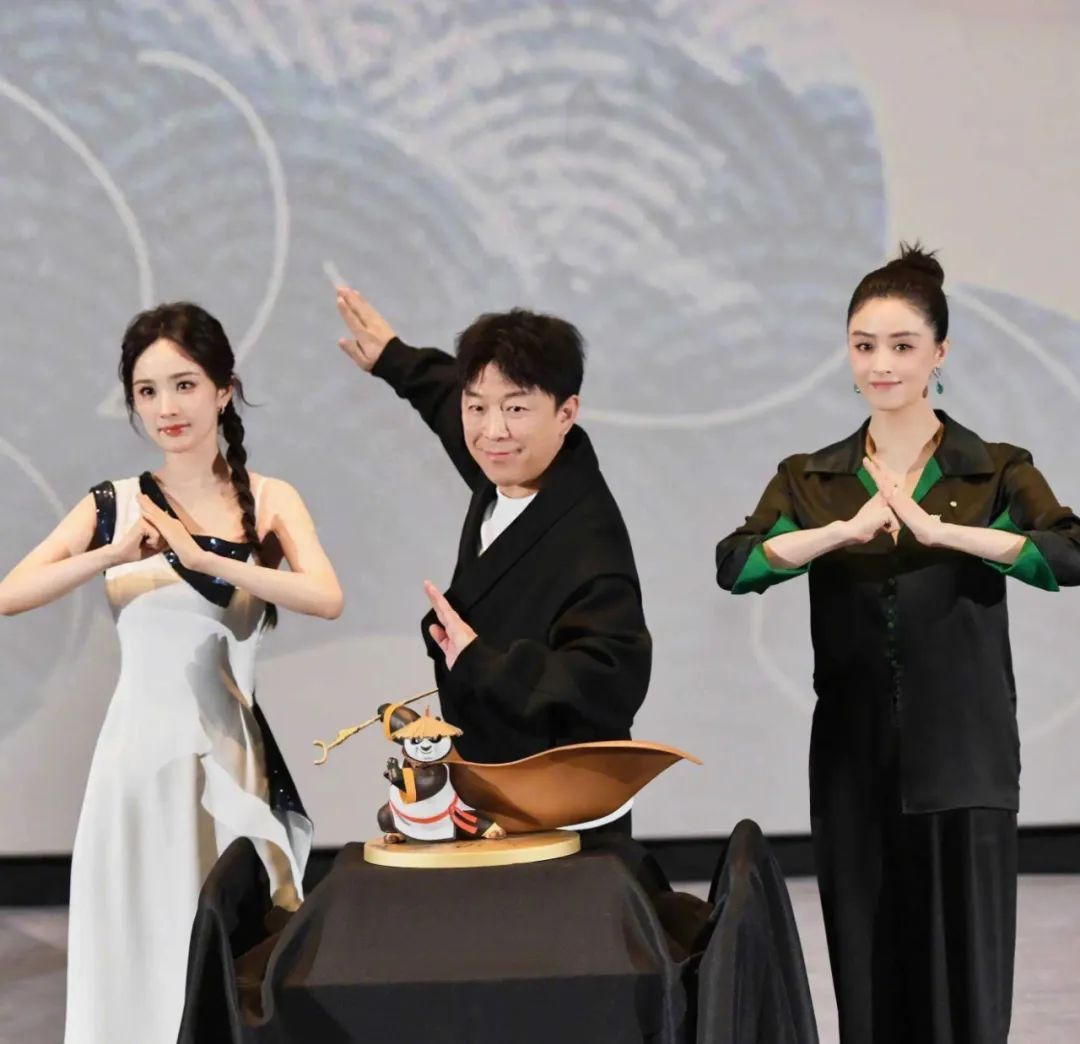 蒋欣瘦身后臀腰比超绝，41岁依旧光彩照人