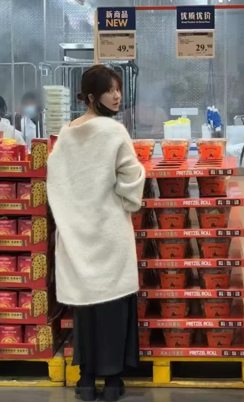 赵露思超市购物，素颜马尾展现自然美