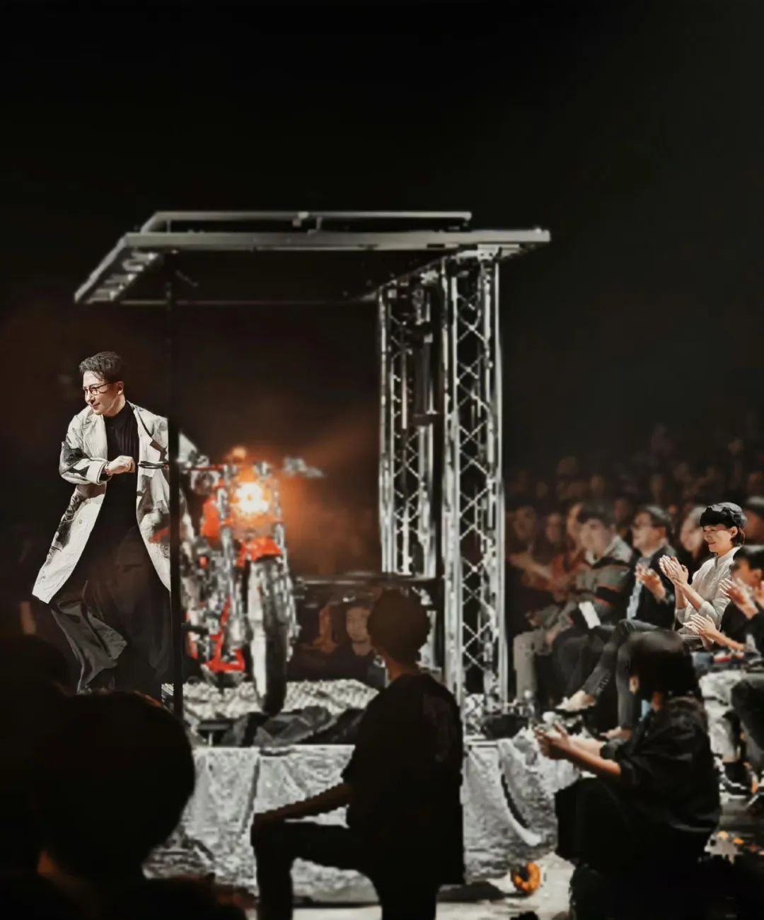 董卿母子刘谦演出惊艳亮相,儿子正脸首曝光