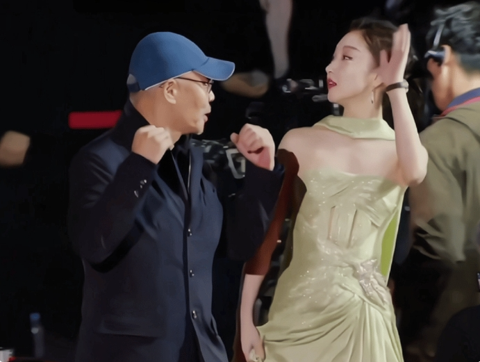 周冬雨韩国现身,连衣裙造型美到认不出