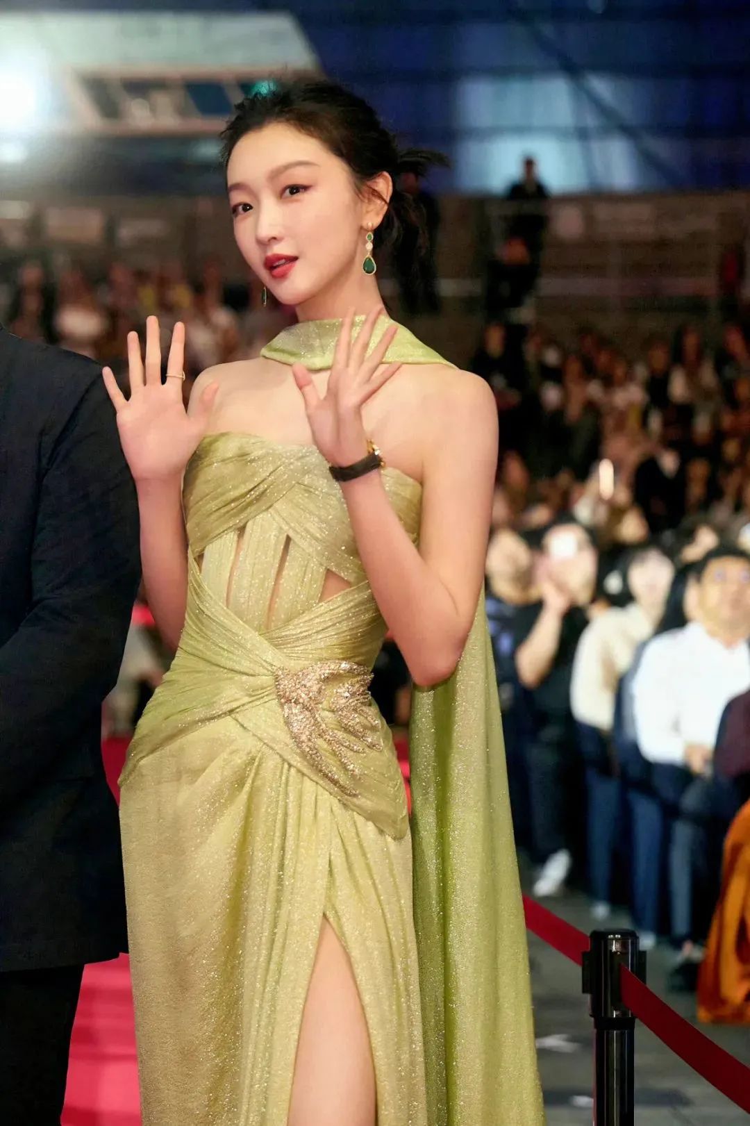 周冬雨韩国现身,连衣裙造型美到认不出