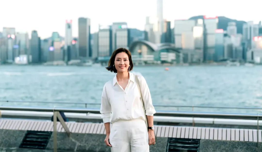 李娜退役后气质更佳,V领衬衫展现女神风范