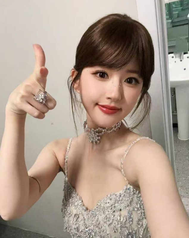 赵露思超市购物，素颜马尾展现自然美