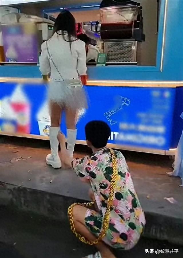 网红直播乱象：为引流竟用竹签捅女游客臀部