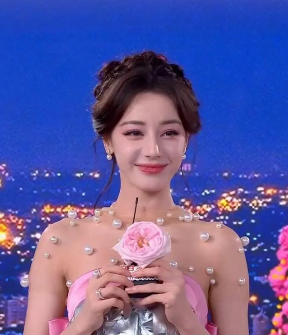 32岁迪丽热巴造型受争议，颜值成为话题