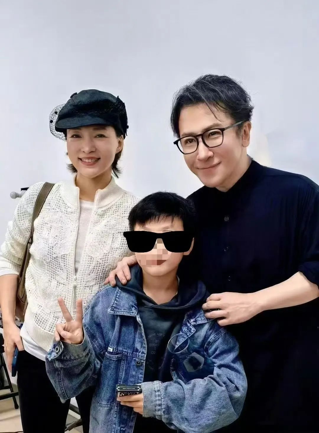 董卿母子刘谦演出惊艳亮相,儿子正脸首曝光