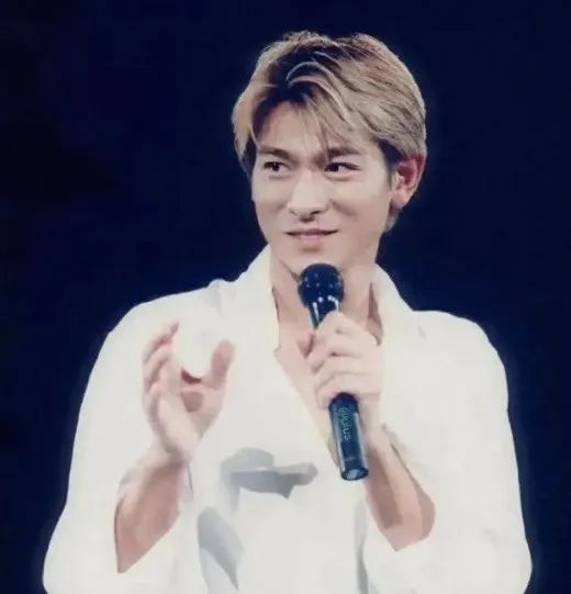 刘德华女儿近照美到发光,网友:星二代颜值巅峰