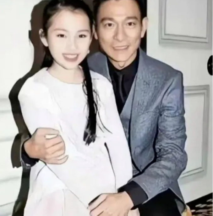 刘德华女儿近照美到发光,网友:星二代颜值巅峰