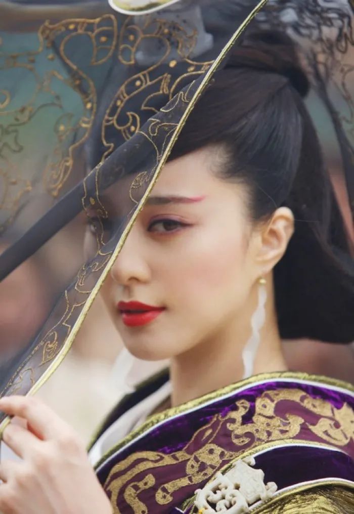 范冰冰东京聚餐：雍容华贵，员工为之倾倒