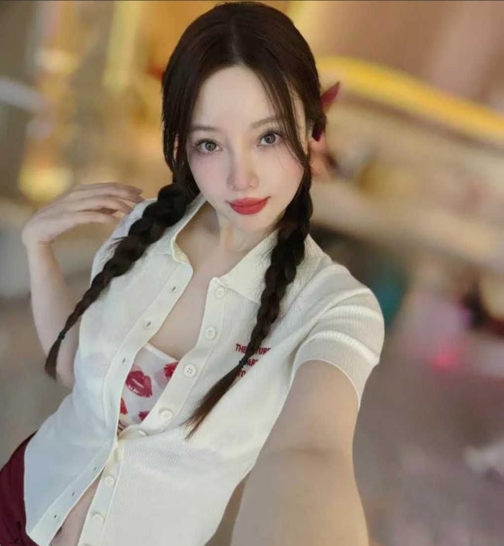 李小璐写真新风格：43岁展现青春活力