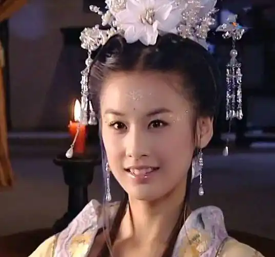 黄圣依出道旧照，清丽脱俗颜值媲美刘亦菲