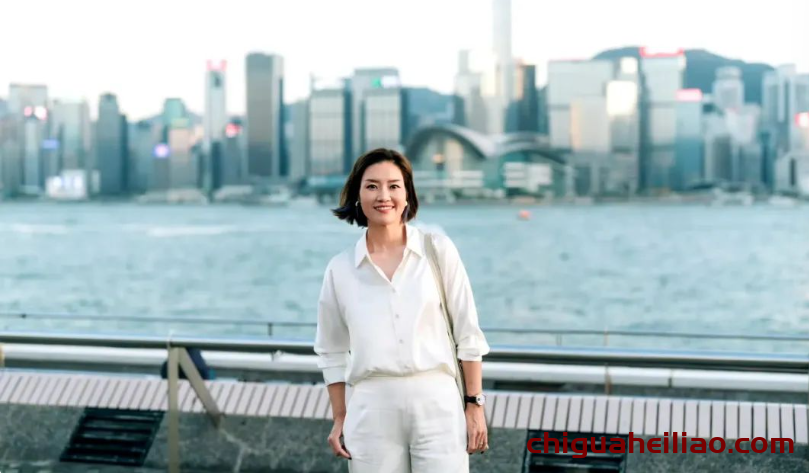 李娜退役后气质更佳,V领衬衫展现女神风范