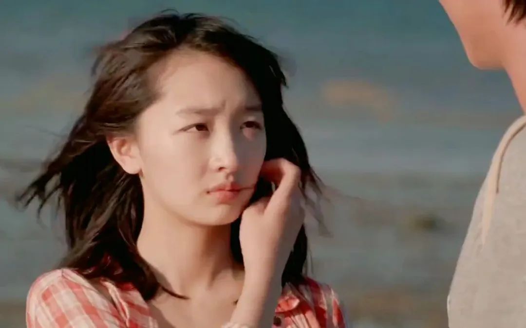 周冬雨韩国现身,连衣裙造型美到认不出