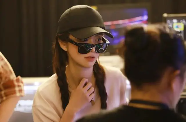 薛凯琪红吊带背心火辣，43岁依旧光彩照人