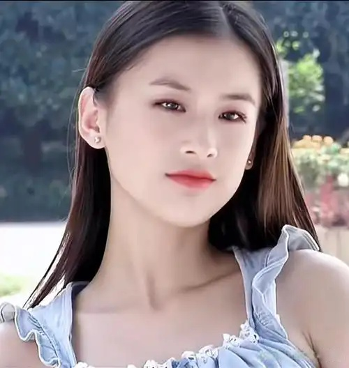 黄圣依出道旧照，清丽脱俗颜值媲美刘亦菲