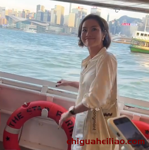 李娜退役后气质更佳,V领衬衫展现女神风范