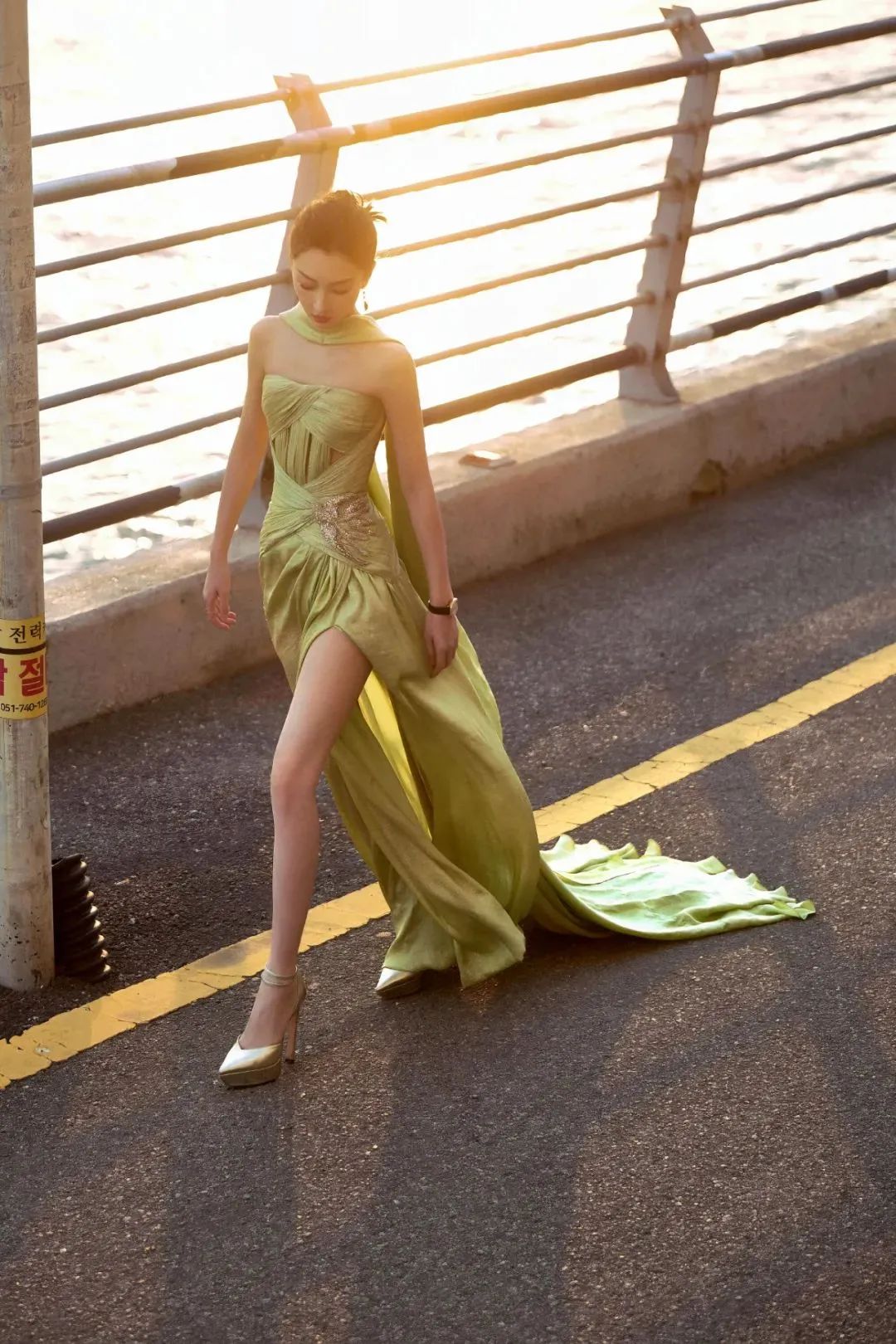 周冬雨韩国现身,连衣裙造型美到认不出