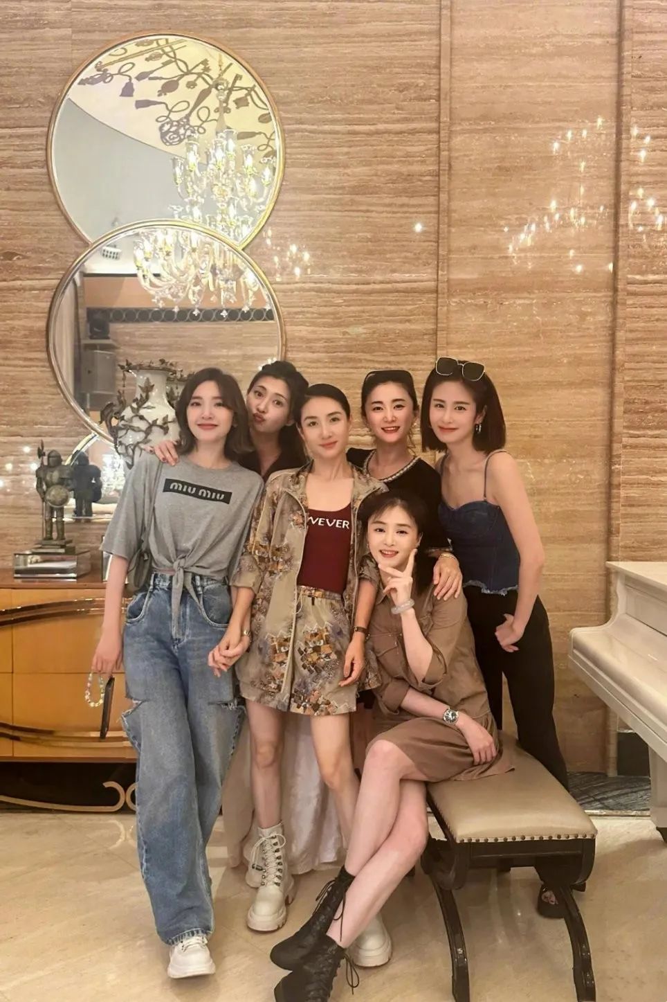 蒋欣瘦身后臀腰比超绝，41岁依旧光彩照人