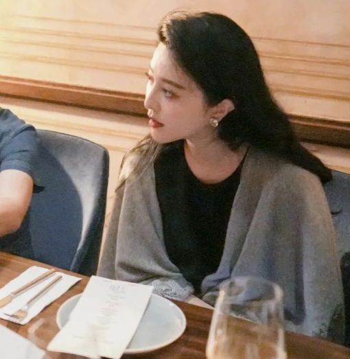 范冰冰东京聚餐：雍容华贵，员工为之倾倒