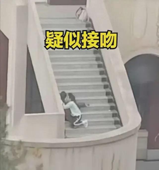 兰州交大情侣公共楼梯亲密行为，不雅画面引热议