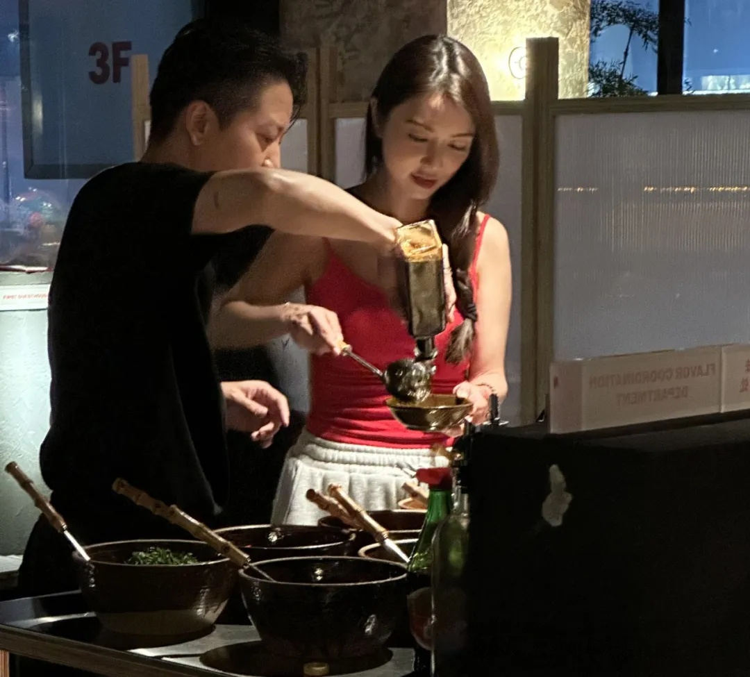 薛凯琪红吊带背心火辣，43岁依旧光彩照人