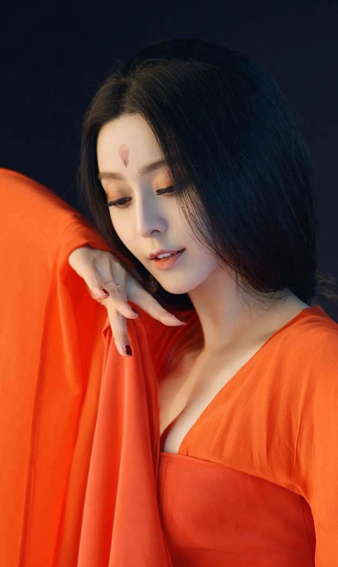 范冰冰东京聚餐：雍容华贵，员工为之倾倒