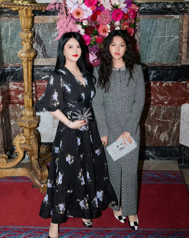 李湘48岁时尚造型，减龄秘诀大公开