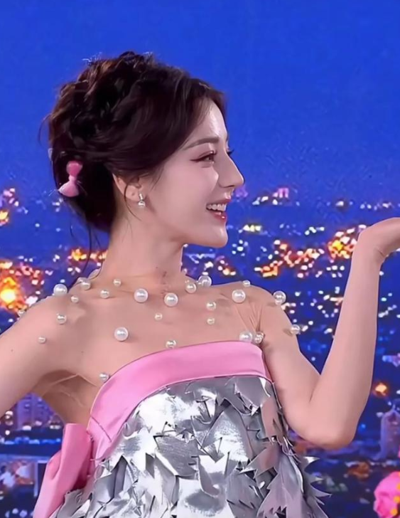 32岁迪丽热巴造型受争议，颜值成为话题