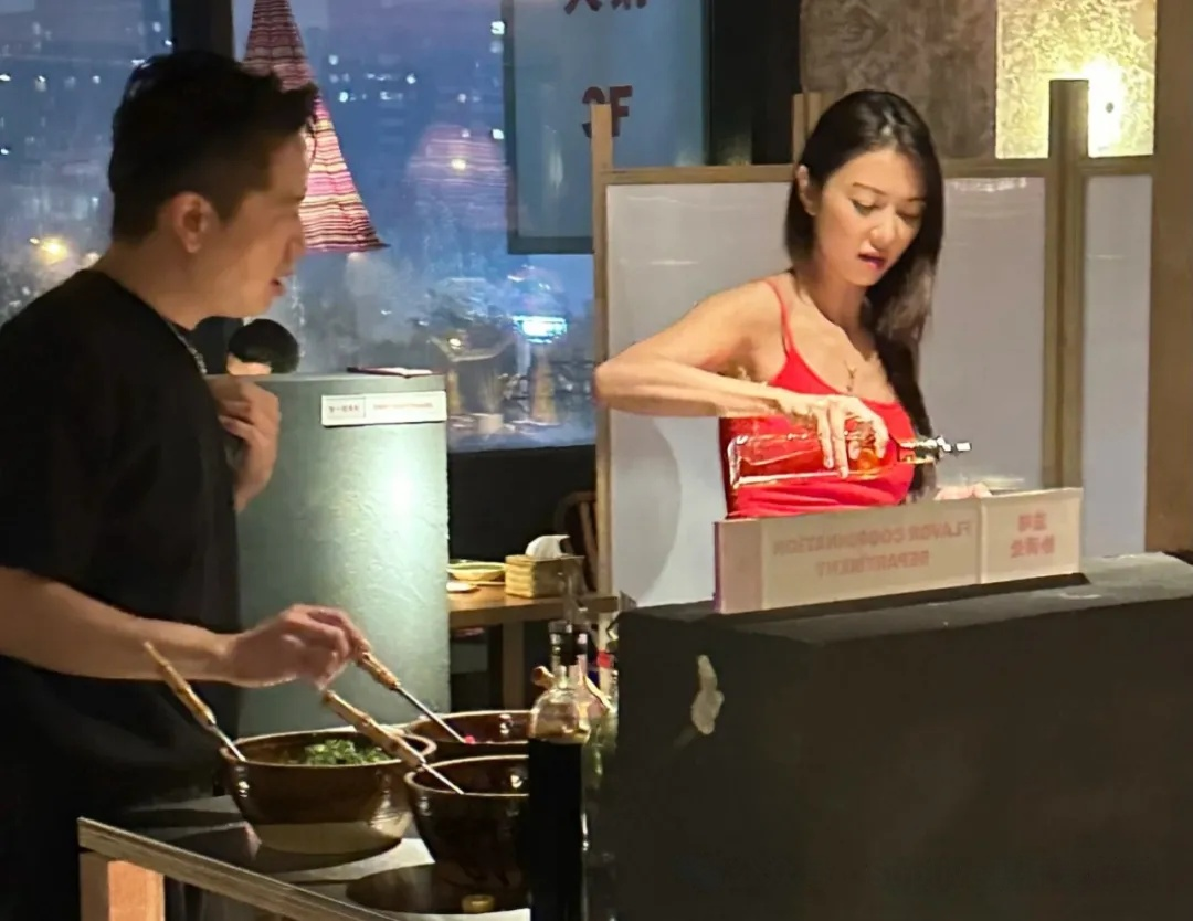 薛凯琪红吊带背心火辣，43岁依旧光彩照人