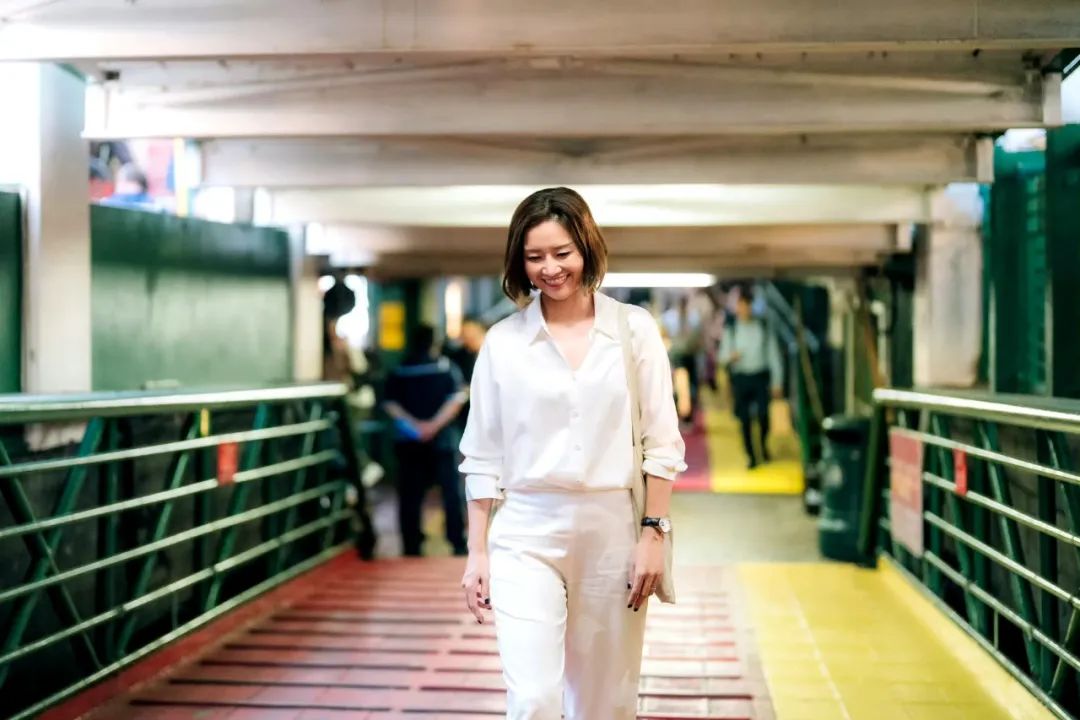 李娜退役后气质更佳,V领衬衫展现女神风范