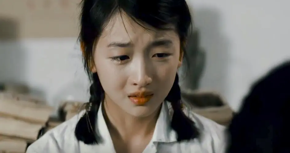 周冬雨韩国现身,连衣裙造型美到认不出