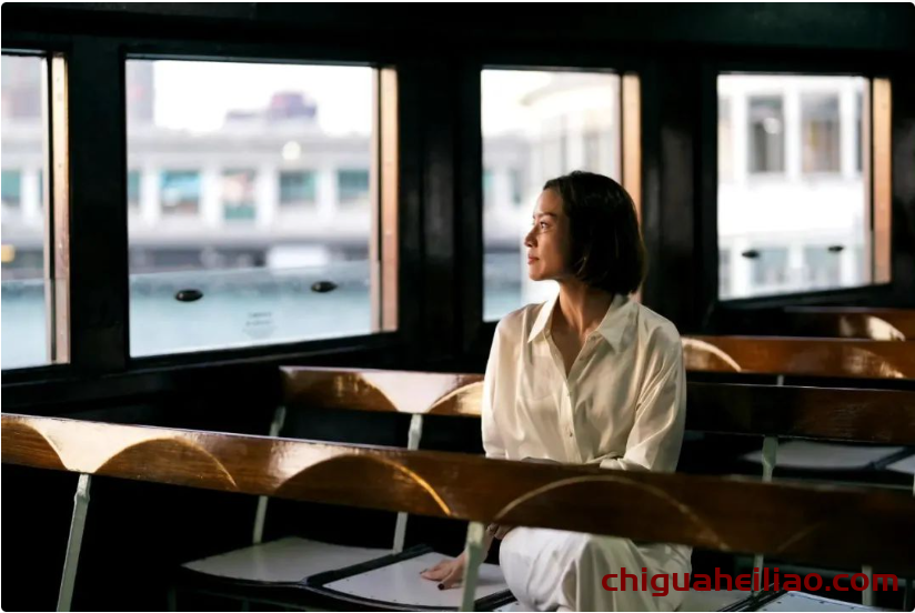 李娜退役后气质更佳,V领衬衫展现女神风范