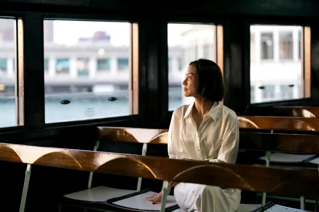 李娜退役后气质更佳,V领衬衫展现女神风范