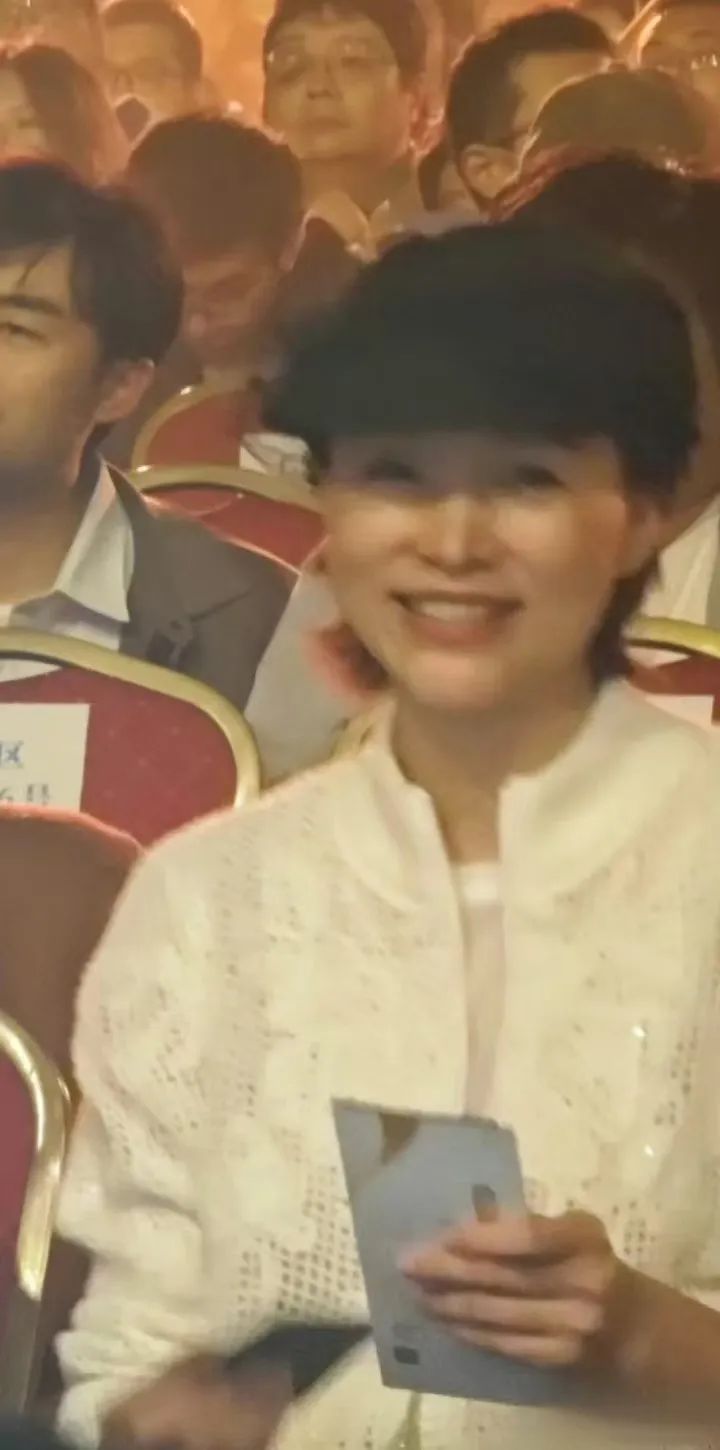 董卿母子刘谦演出惊艳亮相,儿子正脸首曝光