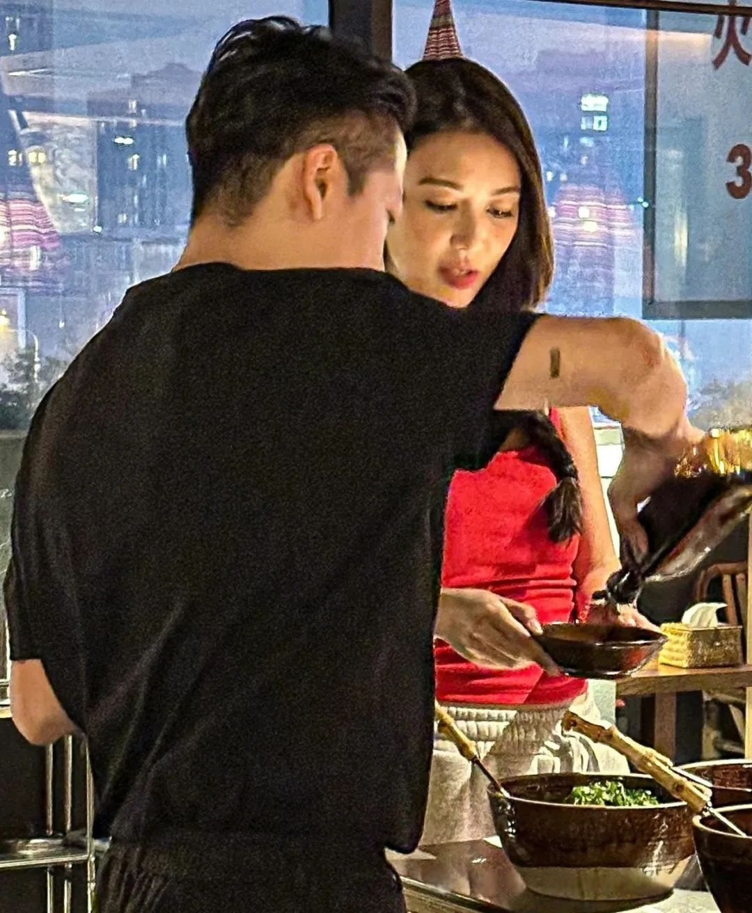 薛凯琪红吊带背心火辣，43岁依旧光彩照人