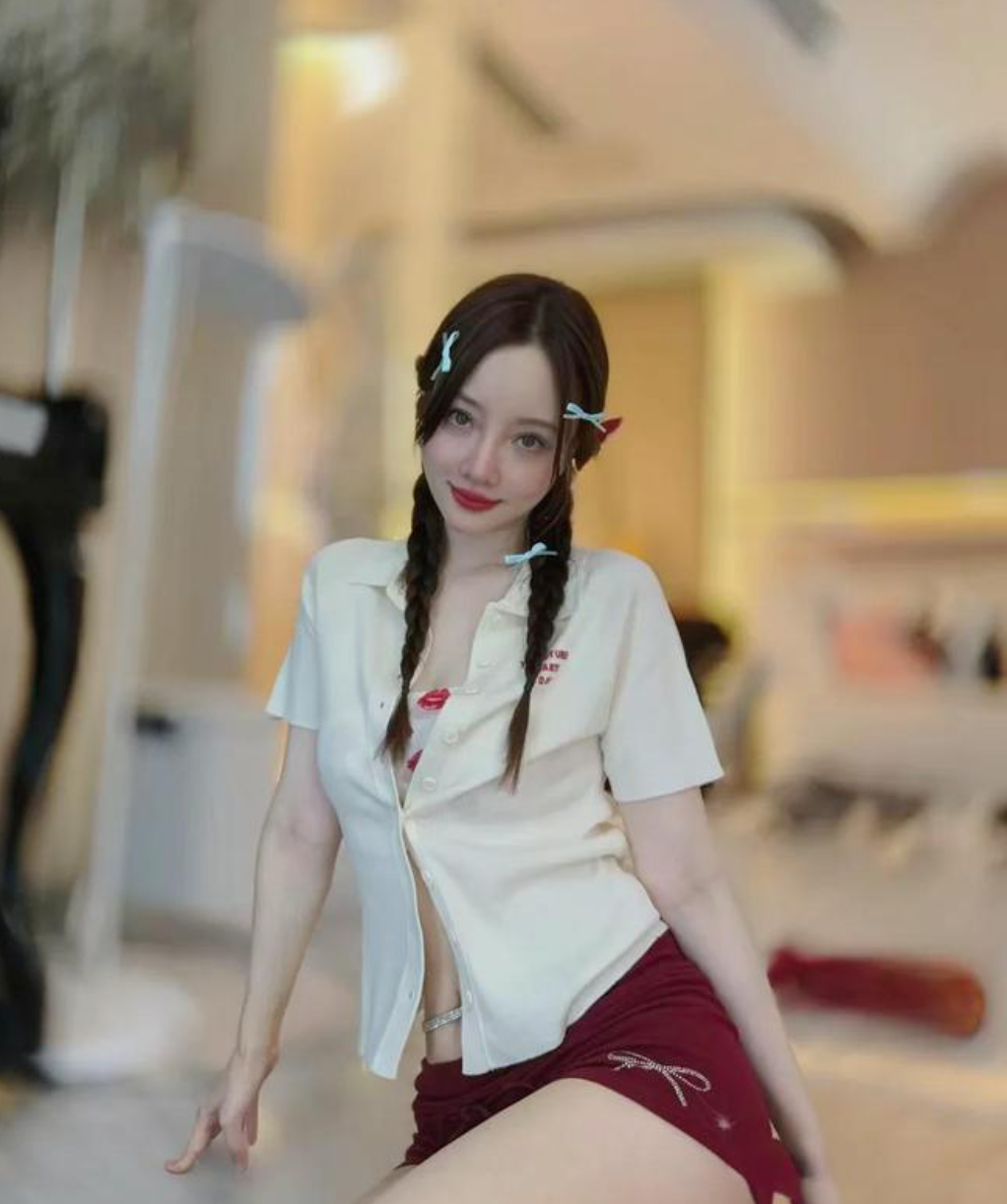 李小璐写真新风格：43岁展现青春活力